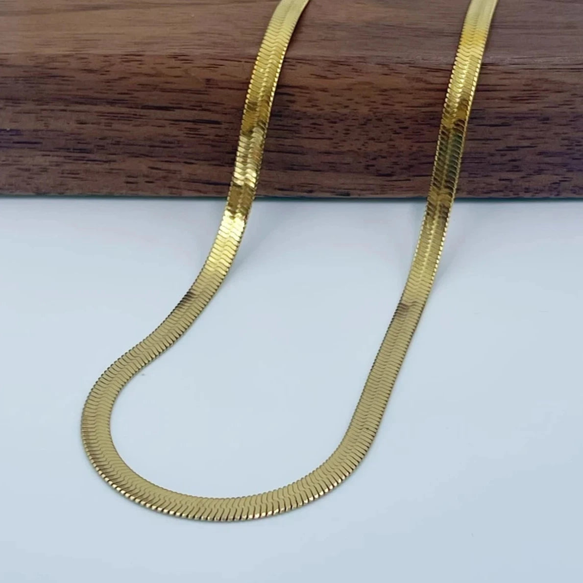 Colar "Choker" Minimalista Dourado