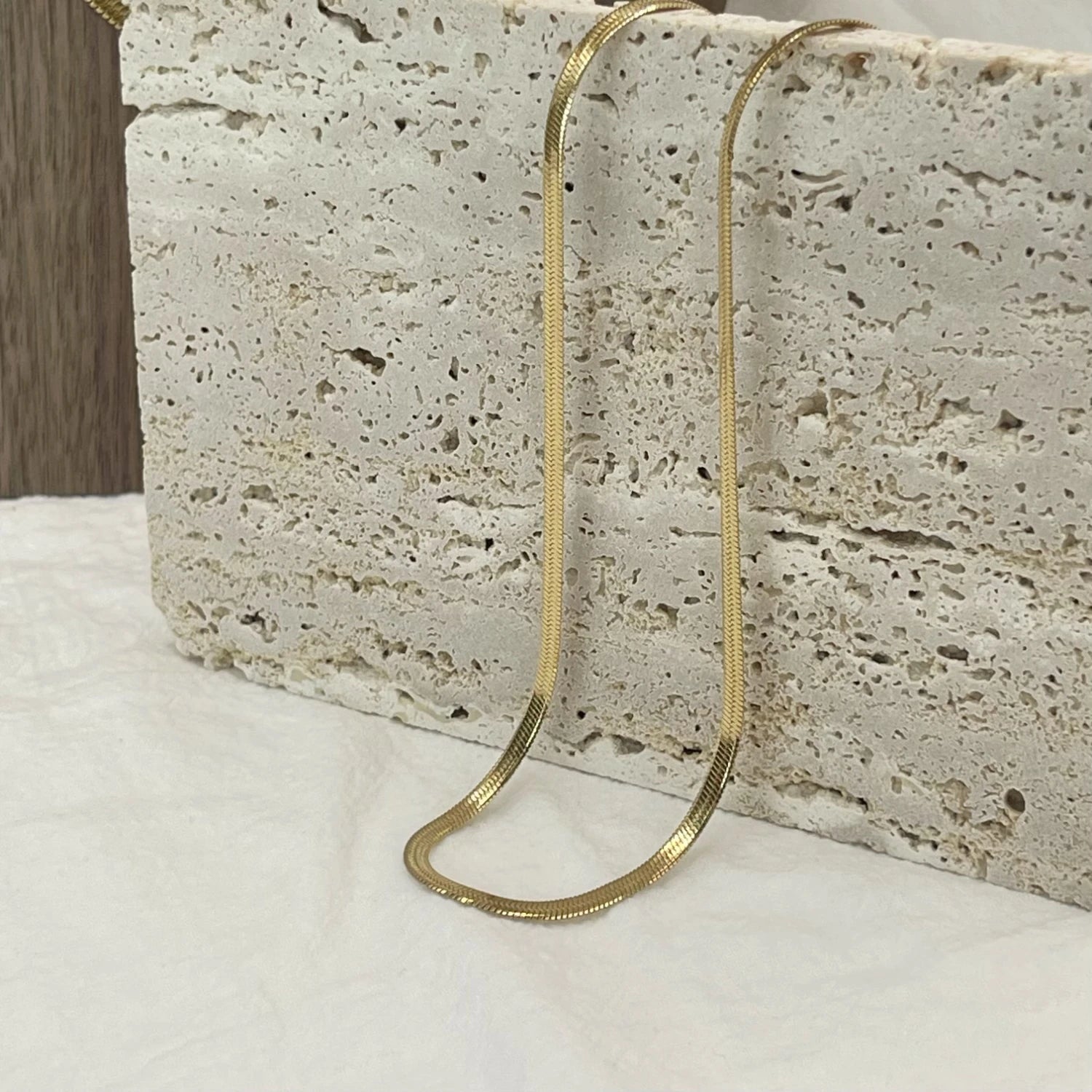 Colar "Choker" Minimalista Dourado